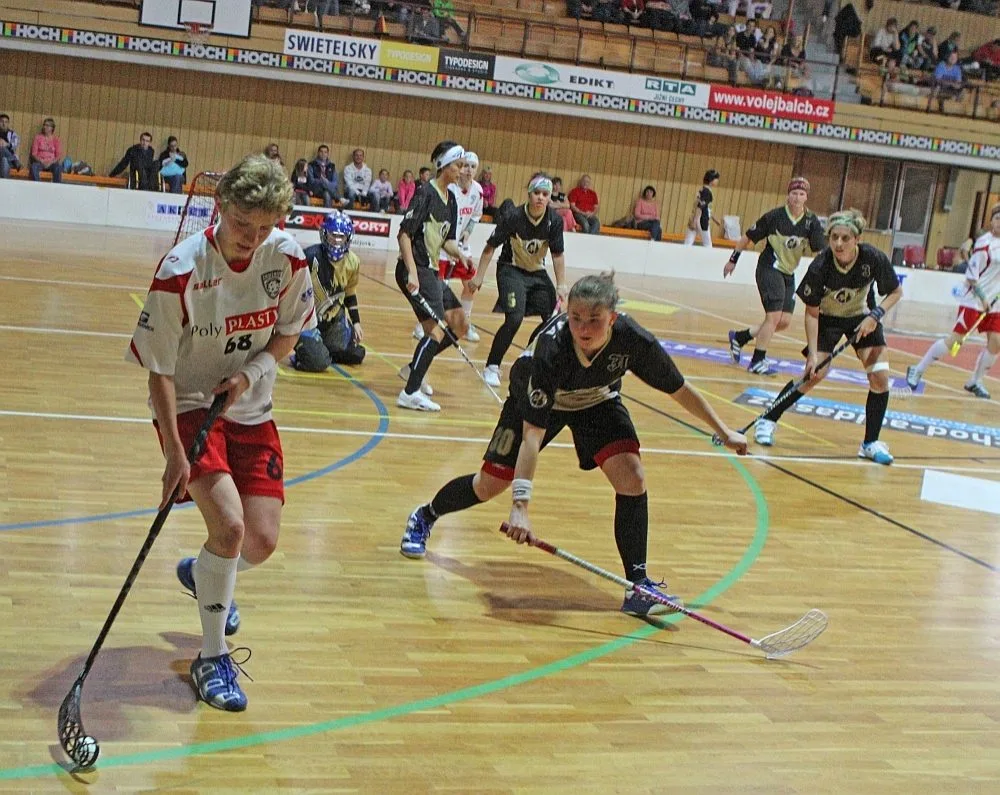 Romančákovou brání domácí Barbora Valíková