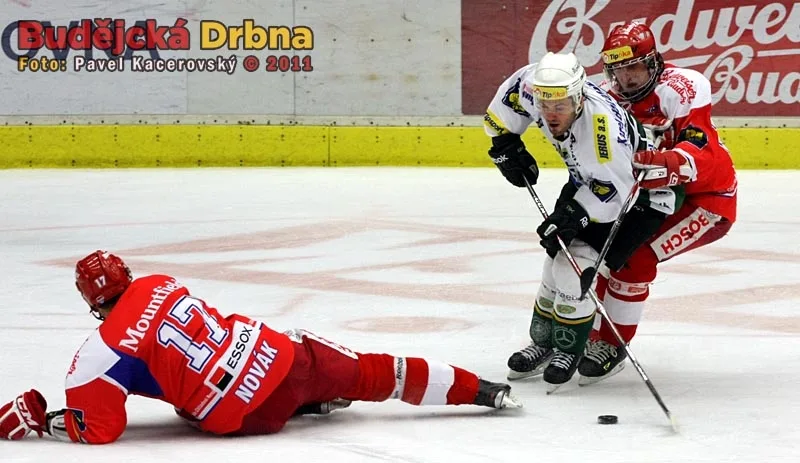 Agilní Lukáš Pech objíždí ležícího Jana Nováka, vpravo Tomáš Mertl
