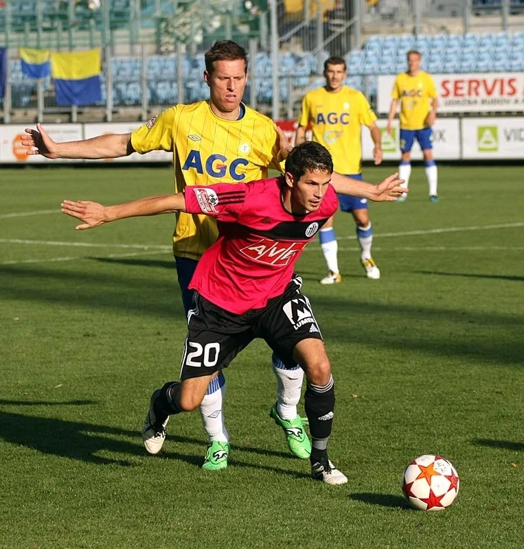Teplický Štěpán Vachoušek dotírá na Petra Javorka