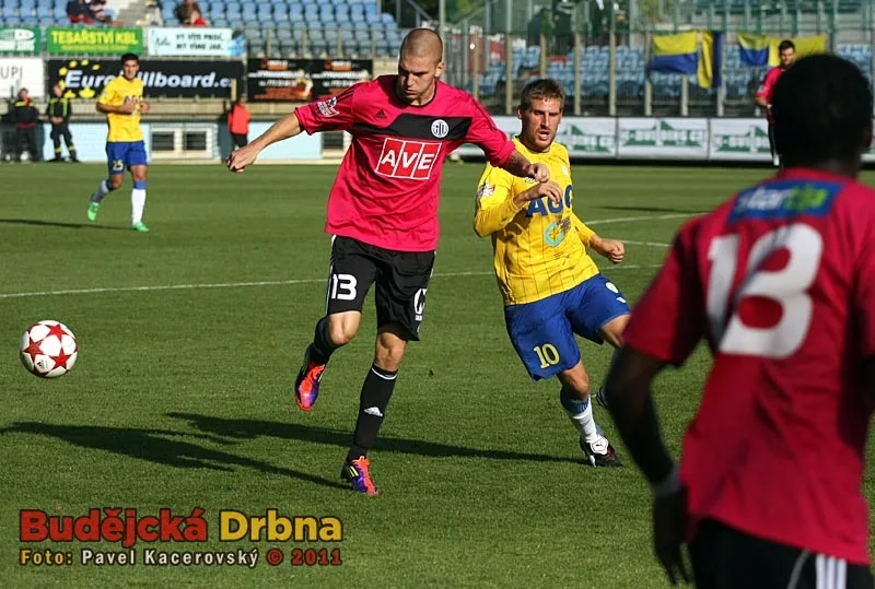 Zdeněk Ondrášek bojuje o míč před Vlastimilem Stožickým