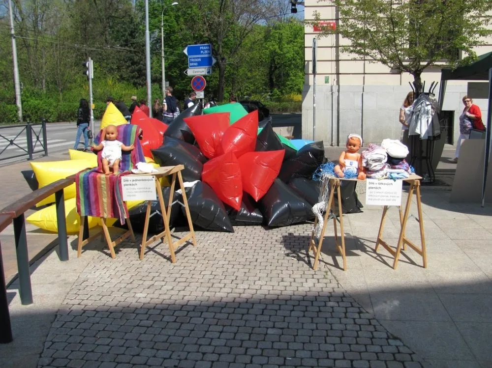 hromada odpadu z jednorázových plen po 1 dítěti