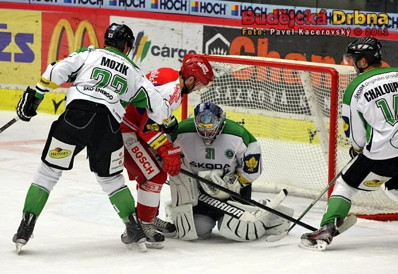 David Kuchejda před Michalem Valentem, na pomoc přispěchal hostujícímu gólmanovi Vojtěch Mozík