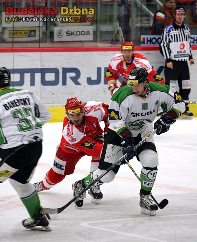 Roman Tomas atakovaný Alešem Kotalíkem