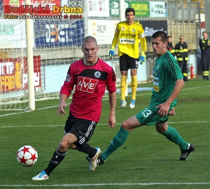 Útočník Zdeněk Ondrášek před Aleksandarem Andrejevičem