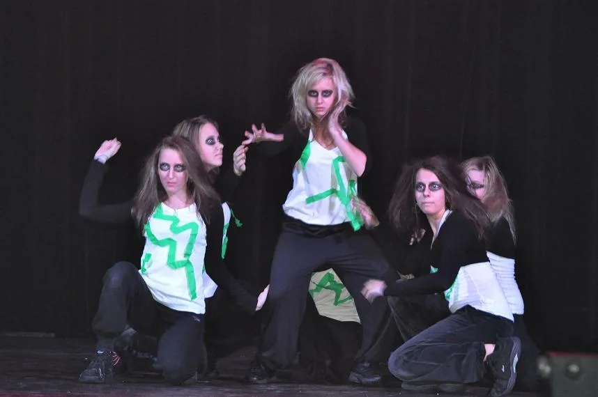 Dancing Queens - Monsters.