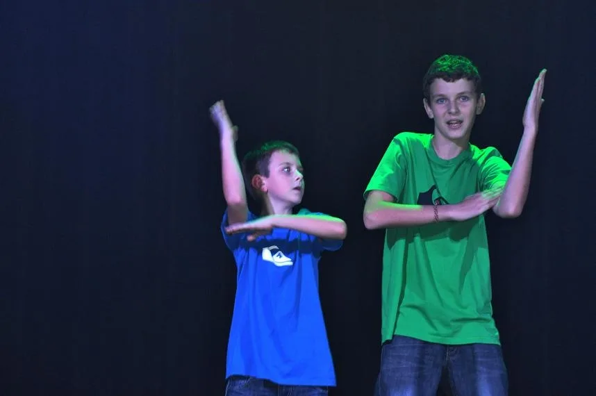 Danceshow Dancing Queens - bratrské duo a breakdance.