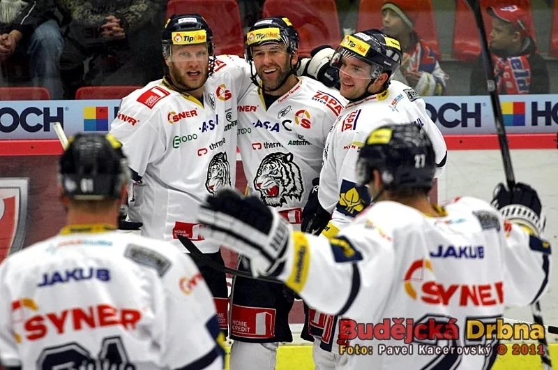 Střelec první liberecké branky Petr Nedvěd přijímá gratulace od Davida Šticha a Marka Trončinského