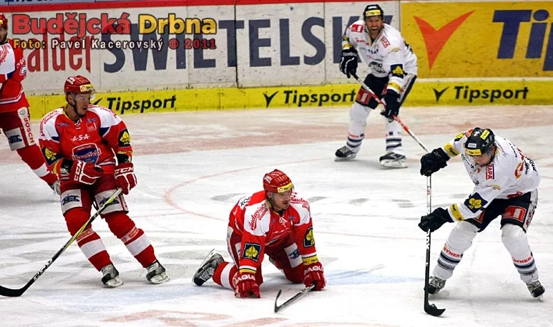 Marek Trončinský čaruje před klečícím Alešem Kotalíkem