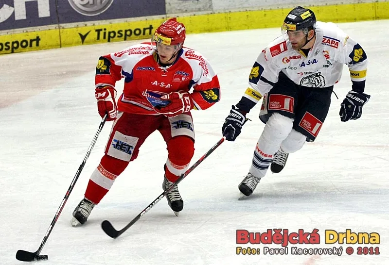 Rudolf Červený (u puku) a Lukáš Vantuch