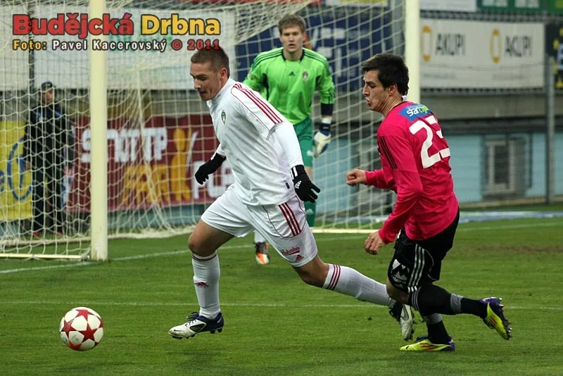 Na žižkovského Pavla Kadeřábka dotírá Jaroslav Machovec