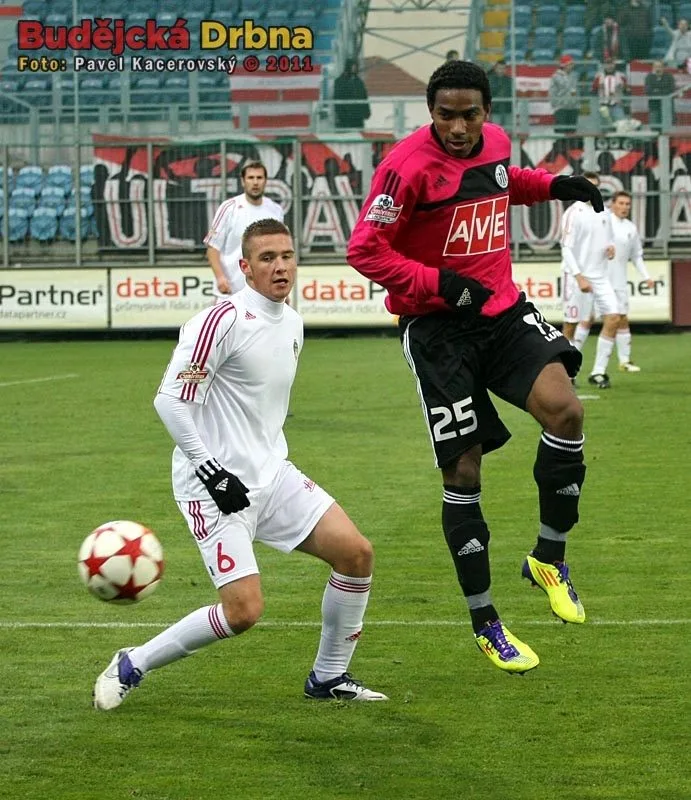 Sandro odhlavičkoval, Pavel Kadeřábek jen přihlíží