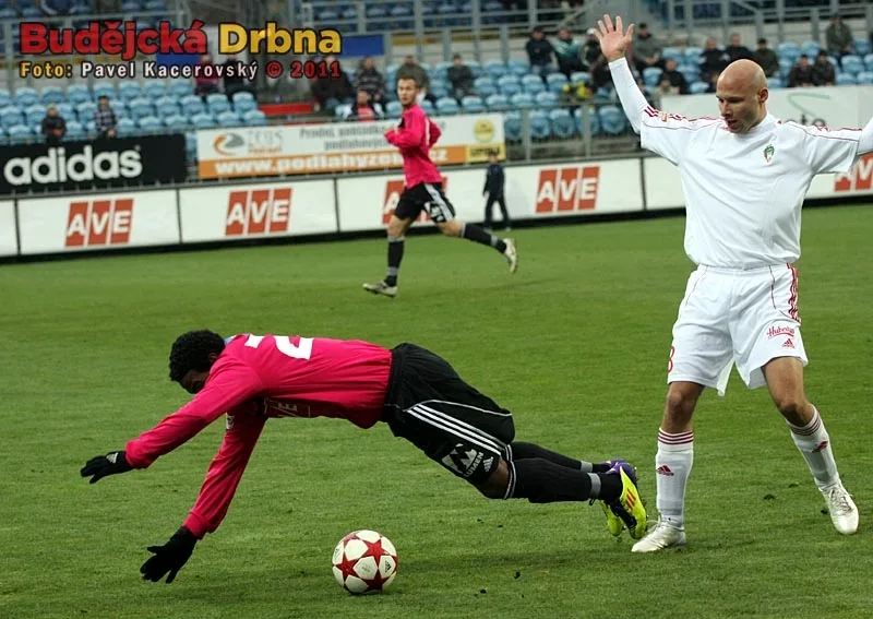 Sandro padá po zákroku Marcela Šťastného
