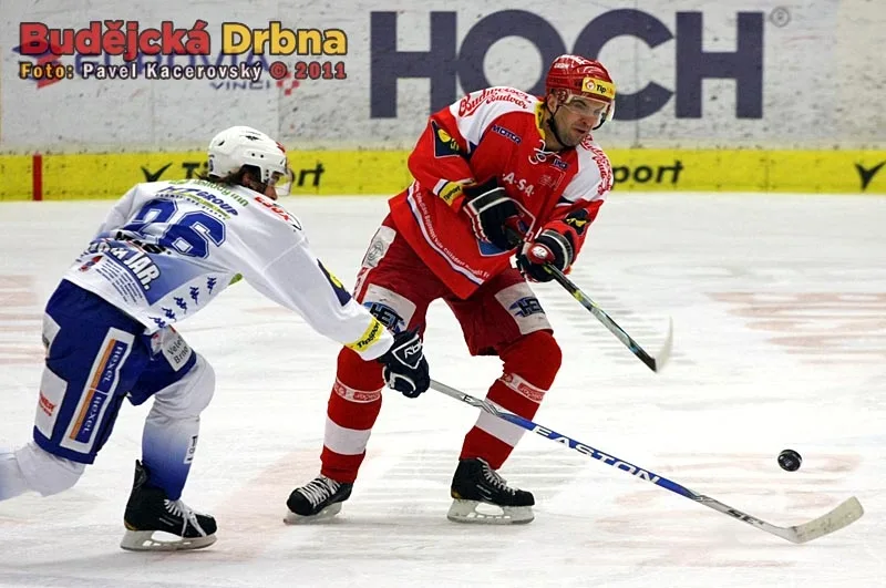 Pavel Kašpařík přihrává přes Jaroslava Svobodu