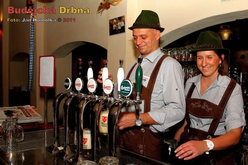 Součástí celého večera bylo oblečení veškerého personálu do tzv. lederhosen