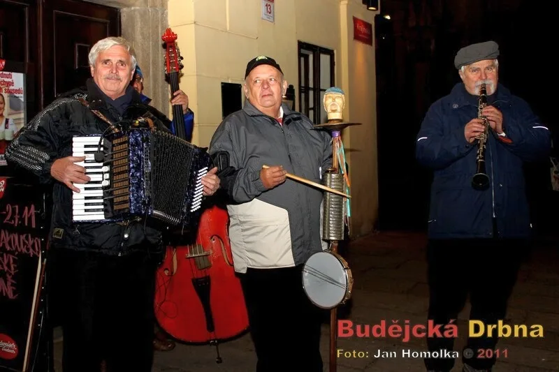 Kolemjdoucí lákala dovnitř výborně hrající kapela