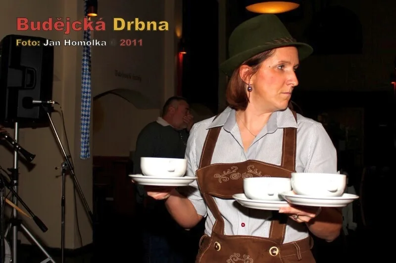Servírka roznášející Brotsuppe, neboli chlebové polévky