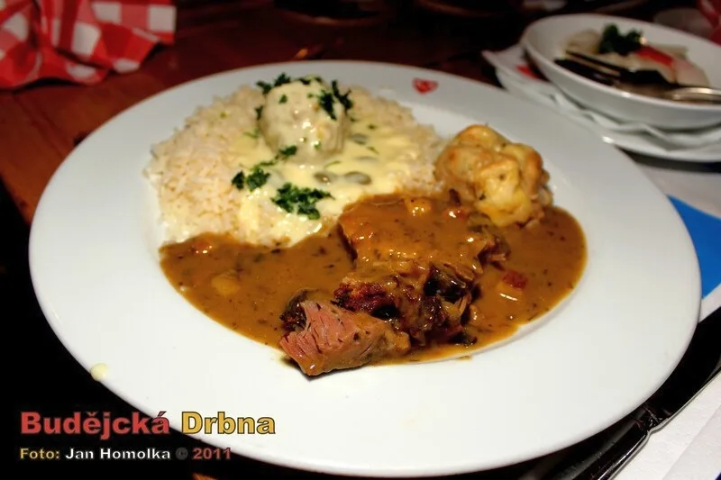 Dalším z pokrmů je tzv. Jägerbraten což je vepřová krkovice v houbovém sosu s domacím špekovým knedlíkem, v tomto případě ještě podávaná s Königsberber Klopse- masovými kuličkami v kapari vinné omáčce s dušenou rýží