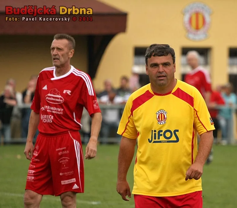 František Mertl s legendou českého fotbalu Janem Bergerem při exhibičním zápase Kamenného Újezdu s Amforou