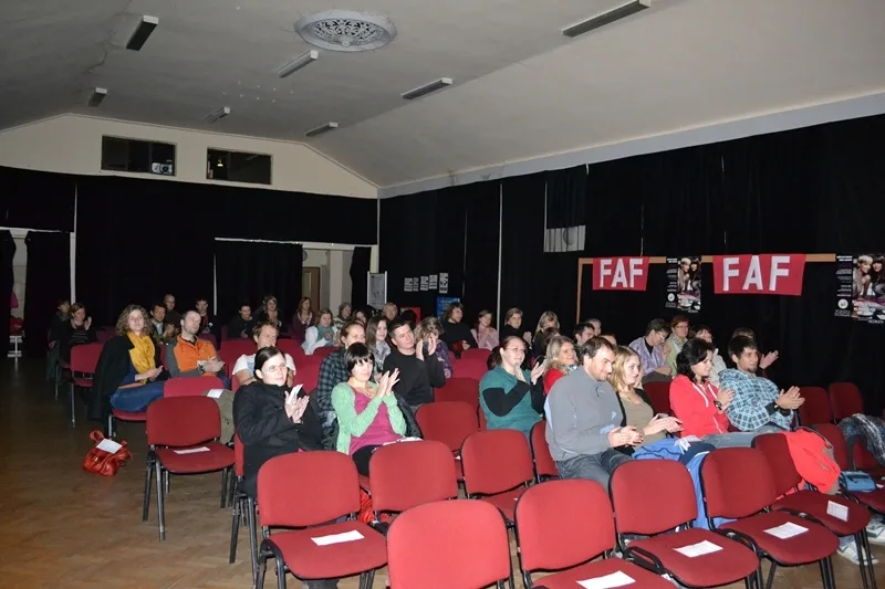 Pohled do sálu při závěru 3. promítacího pásma 25.11.2011.