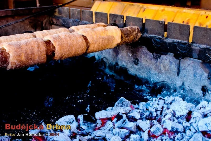 Trdelníky připravující se na dřevěném uhlí
