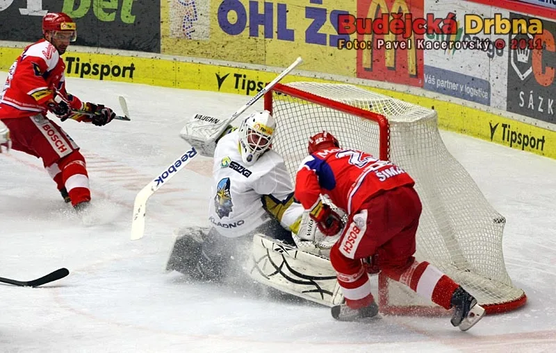 Jubilant Jiří Šimánek po nezištné přihrávce od Kašpaříka zvyšuje vedení domácích o dva góly