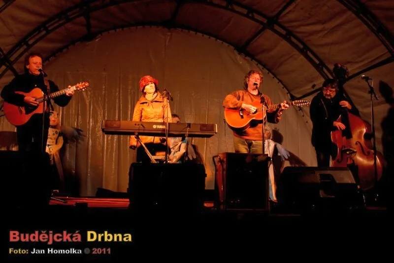 Kompletní složení Nezmarů, zleva: Tonda Hlaváč, Šárka Benetková, Pavel Zajíc a Pavel Jim Drengubák