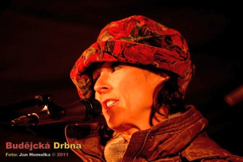 Nejmladší členka kapely (připojila se v roce 1990) Šárka Benetkov