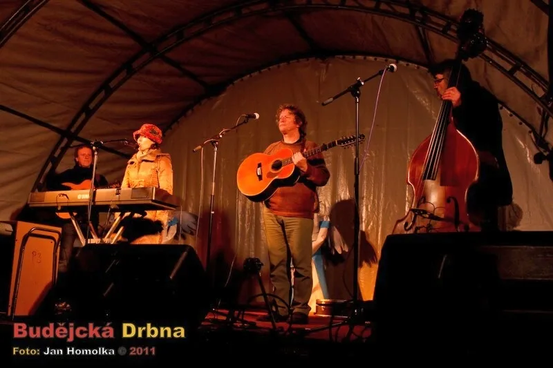 Kompletní složení Nezmarů, zleva: Tonda Hlaváč, Šárka Benetková, Pavel Zajíc a Pavel Jim Drengubák
