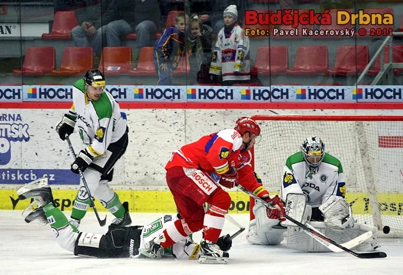 Roman Pšurný v šanci před Hüblem, na zemi Vojtěch Mozík