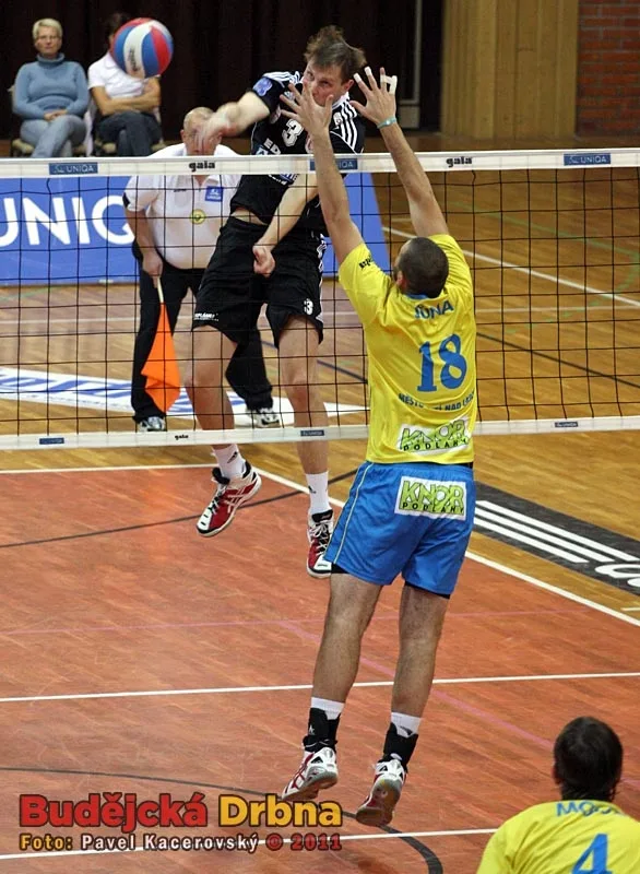 Bombě Radka Macha přihlíží Jakub Jůna