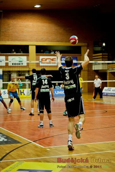 Radek Mach posílá míč do hry