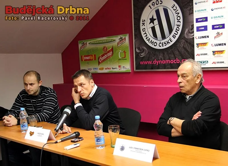Tisková konference po zápase. Zleva tiskový mluvčí Dynama Aleš Strouha, uprostřed kouč hostí Luboš Kozel a domácí kormidelník František Cipro