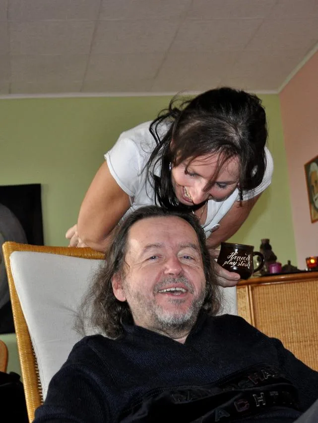 A zde změna, pohled nový - Jana shlíží ke Karlovi.