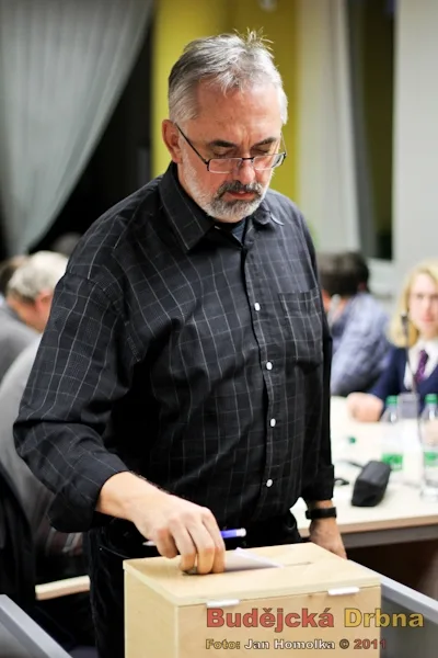 Hlasování se zůčastnil také jeden z kandidátů na funkci rektora, prof. RNDr. Libor Grubhoffer, CSc.
