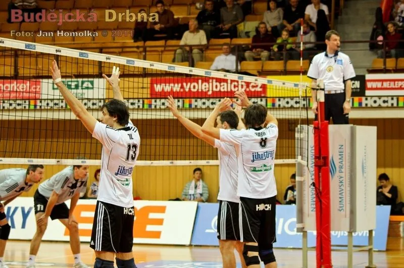 Domácí Tomáš Fila, Filip Habr a Michal Sukuba čekají na servis hostujícího Havířova