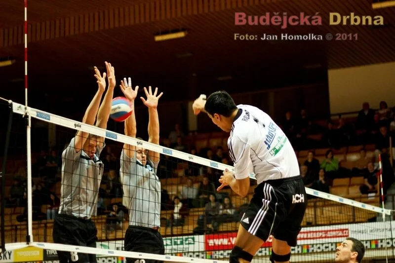 Budějovická jednička Andy Rojas smečuje