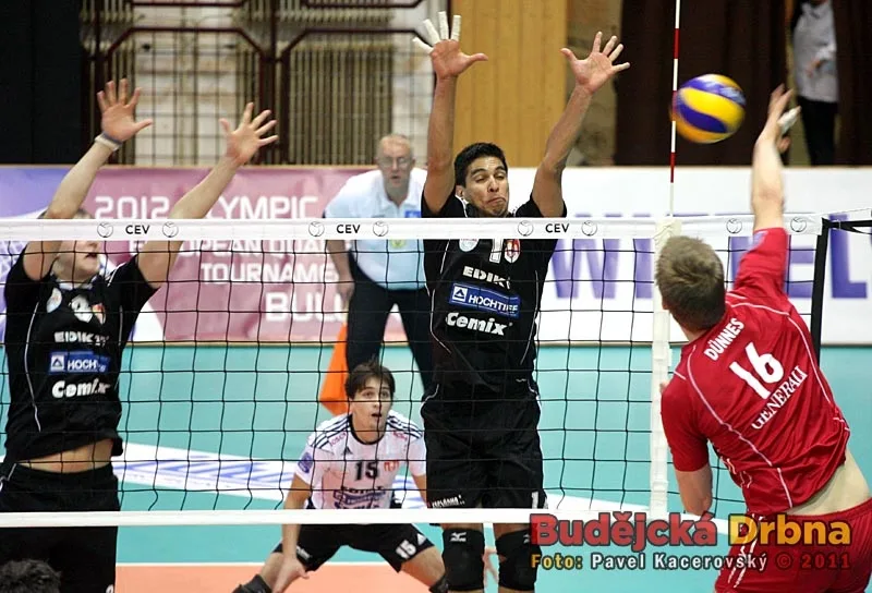Christian Dünnes před Andym Rojasem