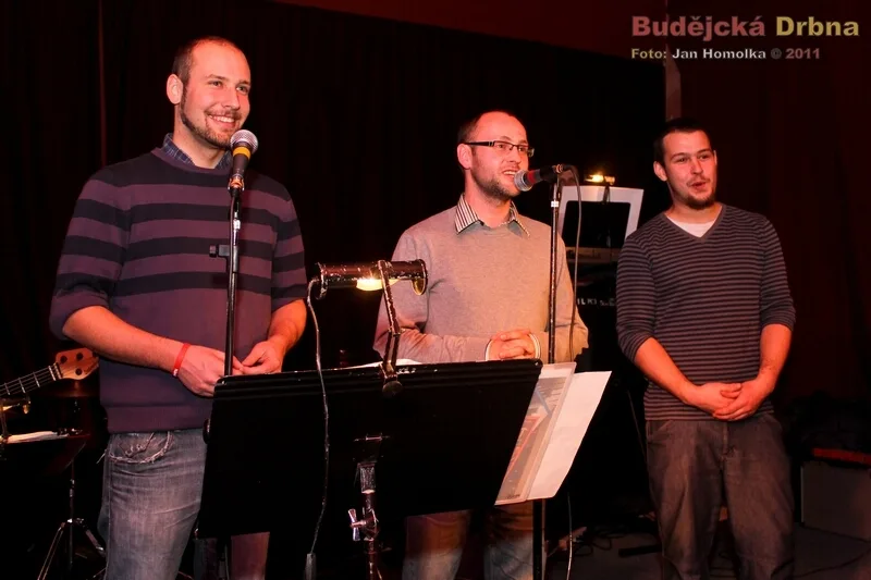 Zahajovací proslov provozovatelů Café klub Slávie, zleva: Petr Smutný, David Matějíček a Lukáš Zahradník
