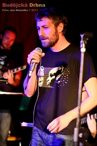 Hostům otevírací party hrál k poslechu Taneční orchestr VARIANT