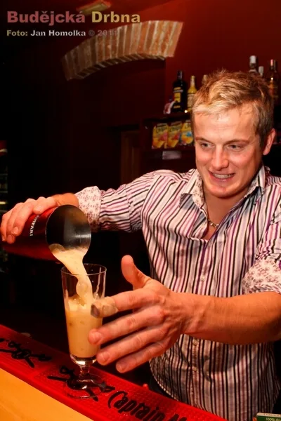 Barman Jiří Dvořák míchal známé koktejly jako Cuba Liber, Mojito, Sex on the beach atd...