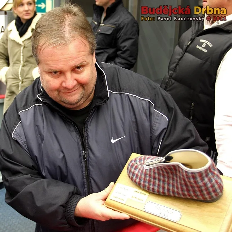 Jan Budějcký s Bačkorou roku, kterou letos získal Ladislav Volešák