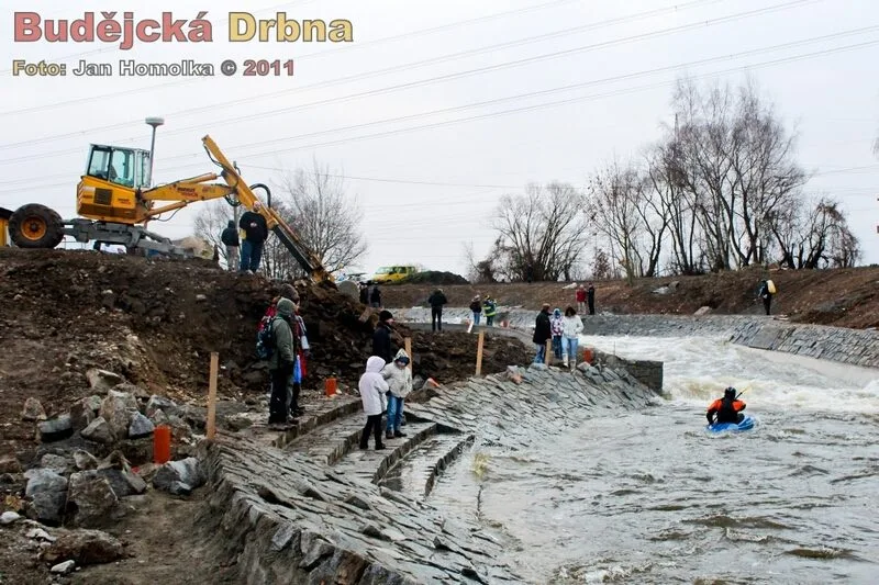 Průplachu přihlíželi jak kamarádi závodníků, tak i pracovní stroje