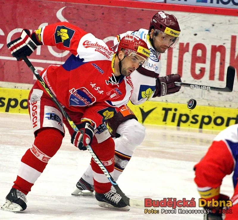 Budějcký Pavel Kašpařík a kapitán Sparty Michal Broš v souboji o kotouč