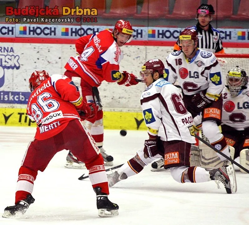 Střelu Tomáše Mertla se snaží zblokovat Dominik Pacovský