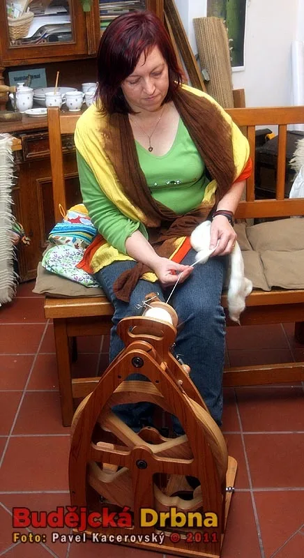 Lenka Smržová přede na kolovrátku