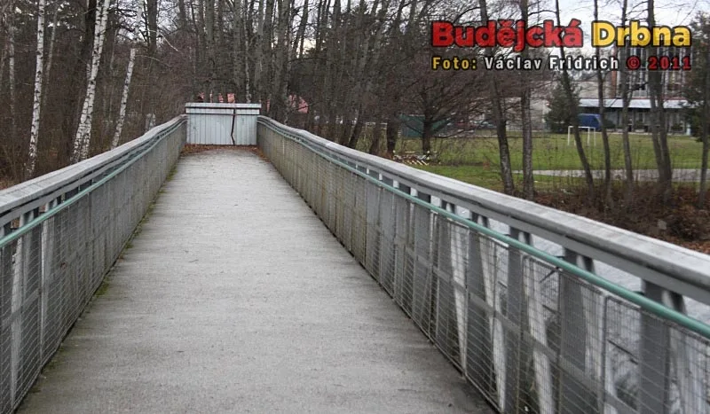 Uzavřená lávka mezi Budvar arénou a budějckou sportovní halou