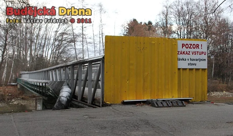 Uzavřená lávka mezi Budvar arénou a budějckou sportovní halou
