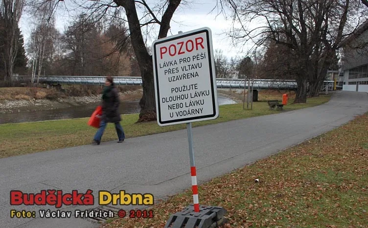 Uzavřená lávka mezi Budvar arénou a budějckou sportovní halou