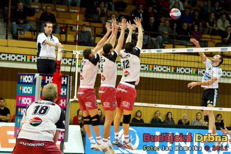 Trojblok proti smeči Radka Motyse, zleva Vojtěch Zach, Petr Havrlík a Roman Pekárek