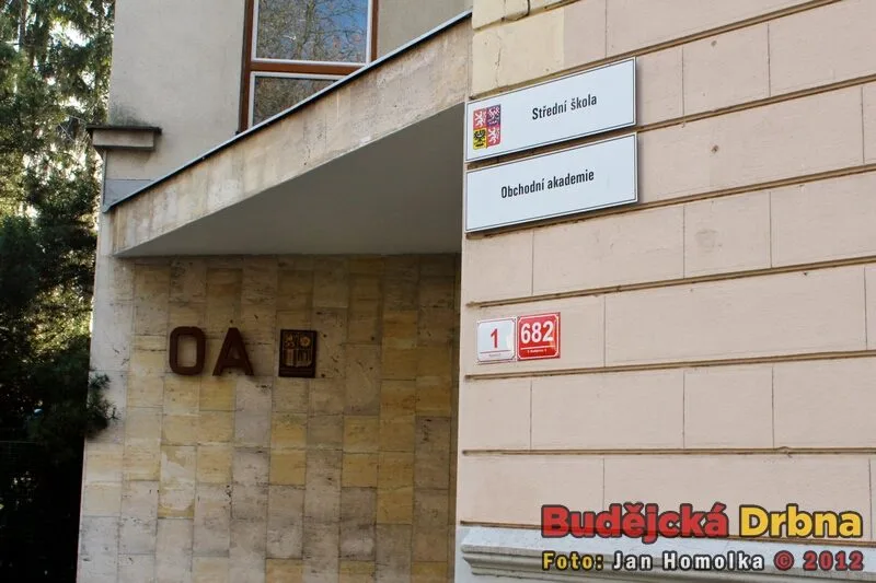 Pohled na vstup do obchodní akademie